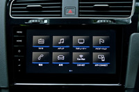 純正インフォテインメントシステム「Discover Pro」も新世代へ。物理的なボタンが廃されてフラットスクリーンになり、ジェスチャーコントロール機能が採用された。