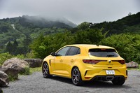 世界屈指のスプリンターとして知られるFF車、「メガーヌR.S.トロフィー」。2021年3月には、その改良型が国内で発売された。