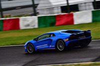 リアウイングは、ドライブセレクトモードや速度に応じて3段階の位置で固定される。