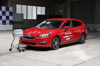 人間以外との衝突ではエアバッグが開かないことをアピールする実験も行われた。