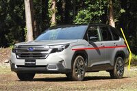 フロントクオータービューを見ると、ボディーサイドのピーク（赤線）とリアの張り出しのピーク（黄線）の高さが、いささかズレている。