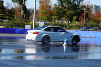 ESCをカットした「M3」をパイロンの横に止めてアクセルを思い切り踏むと、リアタイヤが滑ってクルリと回る。