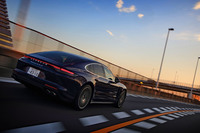 動力性能については、最高速が315km/h、0-100km/h加速が3.1秒とアナウンスされている。