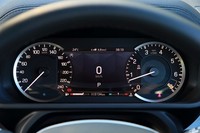 2眼式のアナログメーターが備わるのはベースグレードのみ。中央のマルチインフォーメーションディスプレイにはマップなども表示できる。