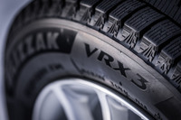 2017年に登場したスタッドレスタイヤ「ブリザックVRX2」の後継モデルとなる「ブリザックVRX3」。北海道・北東北の主要5都市におけるブリザックブランドの装着率は、実に46.2％に達し、タクシーや運送業などプロからの支持も高いという。VRX2はVRX3登場後も一部サイズが併売される。