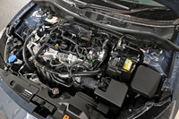 1.5リッターガソリンエンジンは燃費が18.1～20.3km/リッター（WLTCモード）に向上。最大トルクも1N・mアップし、またより低い回転域でそれを発生するようになった。