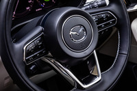 内装色とコーディネートされたホワイトのステッチが施された「XDハイブリッド プレミアムモダン」のステアリングホイール。エントリーモデルを除くほとんどのグレードでステアリングヒーターが標準装備されているのも「CX-60」の特徴だ。