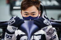 3人のルーキーがF1デビューを果たした今季、小林可夢偉以来となる7年ぶりの日本人F1ドライバーとなった角田裕毅（写真）にはひときわ注目が集まっている。アルファタウリ「AT02」とホンダのパワーユニットはテストから好調。初戦バーレーンGPの予選Q1では角田がフェルスタッペンに次ぐ2番手タイムをたたき出し周囲を驚かせた。しかしQ2となると、戦略上ミディアムタイヤでアタックとなるも、先輩格ピエール・ガスリーとの経験差が出てしまい13位。レースではスタート直後に15位と順位を落とすもその後は挽回し、最終周にランス・ストロールを抜き9位入賞を果たした。本人は、出だしで遅れたミスもあり「50％ハッピー」と語る。ガスリーは5位からレースに臨んだが、序盤に接触しフロントウイングを壊して17位完走。（Photo=Getty Images / Red Bull Content Pool）