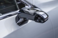 「デジタルアウターミラー」は“バージョンL”のみに設定されるオプション装備。サイドミラーに代わってカメラが装着される。