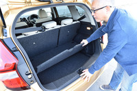 テスト車には、荷室空間を仕切ったりフロア高を変化させたりすることで積載時の利便性を高める、オプションの「マルチラゲッジボード」が備わっていた。