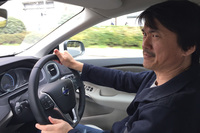 塩見氏の愛車を試乗し、そのデキの良さにうなる清水氏。