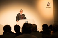 フォルクスワーゲンのパワートレイン戦略について語る、先進ディーゼルエンジン開発部長のエッケハルト・ポット氏。（写真＝生方 聡）