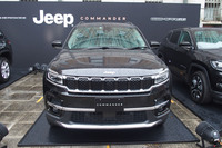 「ジープ・コマンダー」のフロントフェイス。ジープのフラッグシップモデル「グランドチェロキー」の血統を受け継いだデザインが特徴となる。