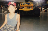 小学2年生の頃のリュウ氏。フェラーリキャップがトレードマークだった。