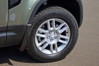 テスト車に装着されていたタイヤは、オフロードや積雪路の走行も想定した「グッドイヤー・ラングラー オールテレインアドベンチャー」。舗装路では乗り心地、静粛性ともに不利なはずだが、新型「ディフェンダー」の車内は快適そのものだった。