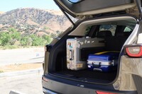 荷室の容量（SAE計測値）は5人乗車時で約890リッター。後席の背もたれを倒すことで約1600リッターにまで拡大できる。