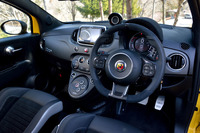 「アバルト595コンペティツィオーネ」のコックピット周辺部。マイナーチェンジを機に、カーボンインサート付きのレザー／アルカンターラステアリングホイールが採用された。