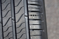 ショルダー部の縦溝（写真中央）を拡幅し、さまざまな太さの横溝を組み合わせるなどした「プライマシー5」。それが排水性能の向上につながっている。