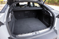 「408 GTハイブリッド」の荷室容量は5人乗車の通常使用時で536リッター（欧州仕様車値）と、「408 GTプラグインハイブリッド」よりも65リッター大きい。リアシートの背もたれには60：40の分割可倒機構と、スキートンネルが組み込まれている。