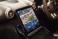 縦型の11.9インチメディアディスプレイは、角度調節が可能。外光の反射を抑えることができる。