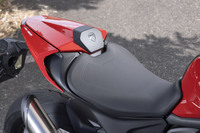 ノーマルのシート高は820mmだが、日本仕様はローシートとローダウンサスペンションの組み合わせが標準となり、シート高が775mmに下げられている。