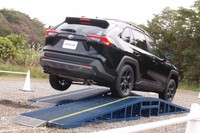 「アドベンチャー“オフロードパッケージ”」の最低地上高は、ベースモデルの「アドベンチャー」に比べ10mmアップ（200mm→210mm）。ルーフレールも備わるため、全高は45mm高くなる。