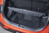 デッキボード下のスペースはモデルによって大きく違う。純ガソリンモデルのFF車では大きく掘り込まれている。