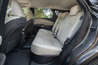 後席（写真）と前席のカップルディスタンスは、フロントシートバックを薄型化するなどして先代から12mm延長された。