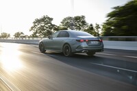 足まわりはフロントが4リンク式でリアが5リンク式。エアサスペンションは全モデルにオプション設定されている。