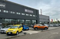 フィレンツォ郊外のカンピ・ビセンツィオにあるプジョー／シトロエン販売店も、リープモーターの取り扱いを始めた。2024年10月撮影。