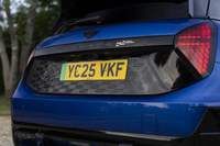 テールゲートの大部分はブラックのパネルで覆われる。チェッカードフラッグの模様がうっすらとあしらわれている。