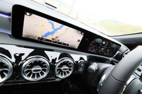 今やおなじみの装備となった2枚の10.25インチ液晶パネル。センターコンソールのコントローラーにタッチパッドが追加されたり、AI技術を用いた音声入力機能が採用されたりと、操作インターフェイスは着実に高度化している。