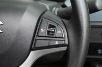 高速道路で役立つアダプティブクルーズコントロールも標準装備。もちろんスズキの軽商用車で初採用だ。