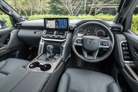 ミスを誘発するのを防ぎ、確実な操作入力を促すため、駆動系のコントローラーには押しボタン式のスイッチやダイヤル、レバーなど“古式ゆかしき”機構を多用。盗難を防止するため、イグニッションスイッチには指紋認証システムが取り入れられた。（写真：向後一宏）