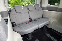 1列目より2列目、2列目よりも3列目と、着座位置が高くなっているのが新型の特徴。前方の眺めがいいのでクルマ酔いしづらい。