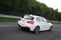 0-100km/h加速は4.6秒という動力性能を発揮する「M140i」。同時にJC08モード計測で13.4km/リッターという燃費性能も備えている。