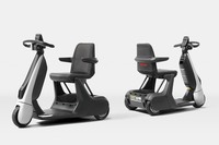 今の世の中を考えると、現実的に受け入れられる超小型モビリティーとは、「軽自動車と電動アシスト自転車の間を埋めるもの」ではなかろうか。トヨタでいえば、2023年に発売した「C＋walk S」（写真）のようなシニアカータイプの乗り物と宅配ロボットの中間的なもの、というのが筆者のイメージだ。