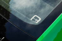 リアシートの跡地には荷物を固定するためのフックが付いている。