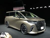 吉岡さんがいろいろなものが変曲点を迎えるなかで上品な方向にもっていったと語る新型「アルファード」。