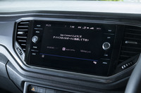 全車に装備される純正インフォテインメントシステム「Discover Pro」は、Apple CarPlayやAndroid Autoといった携帯端末のミラーリングに対応。音量調整と地図の縮尺はダイヤル式のコントローラーで行う。