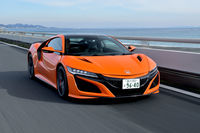 パワートレインを筆頭に電子制御システムを満載する「NSX」だが、ADASと呼べるものは前後のパーキングセンサーのみとなっている。フロントリフト機能も設定がない。