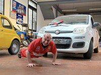 頼んでもいないにかかわらず、いきなり腕立て伏せを始めてしまったピーノさん、77歳。