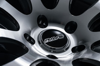 平面から曲面へ、豊かな表情を見せる「ホムラ2×9R」。その質感は、プレミアムカーにこそふさわしい。