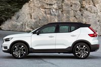「XC40」のサイドビュー。フロントとリアに内向きの面を入れ、“安定一辺倒”ではなくすことにより、若々しいイメージを演出しているという。