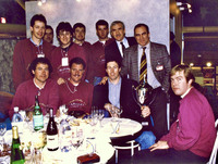 スバルのWRC初優勝も実現したラリードライバーのコリン・マクレー（写真手前の右から2番目）と、アルベルト・ザンベッリ-レイン氏（後列の一番右）。