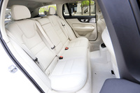 リアシートまわりは、バッテリーなどのコンポーネンツを搭載するためにセンタートンネルが大型化しているほか、フロアも若干高さが増している。