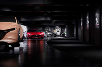 マツダのカーデザインについて解説するスペースには、クレイモデルとともにコンセプトカー「RXビジョン」「ビジョンクーペ」の姿が。