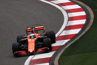 長いストレートが2本もある上海は、パワー不足のホンダにとって分が悪いコースと予想されていた。それでもマクラーレンで何とか結果を残そうとフェルナンド・アロンソ（写真）が予選で奮闘、オーストラリアと同じ13番手タイムをたたき出した。スタートでは9位にジャンプアップし、ライバルの混乱に乗じて7位まで上昇したが、ドライブシャフトのトラブルでリタイア。15番グリッドからスタートした僚友バンドールンも、18周してトラブルで戦列を去った。冬のテスト不足が尾を引いているようである。（Photo=McLaren）