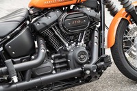 ハーレー伝統の空冷V型2気筒エンジン。そのすぐ横にペダルがある通り、乗車姿勢はひざを直角に曲げる“殿様乗り”になる。