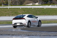 スキッドパッドにおいて新品の「エコピアNH200」と、2万km走行後相当の摩耗品である「フィネッサHB01」の比較テストを実施。溝が減っていてもフィネッサは30km/hで安定して旋回することができた。